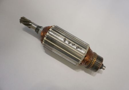 Anker – Reparatur aufwendiger Reparatur von DC-Motor-Ankern, hier im Bild ein Anker (Rotor mit Kollektor) von einem Kettenstemmer Handwerkszeug
