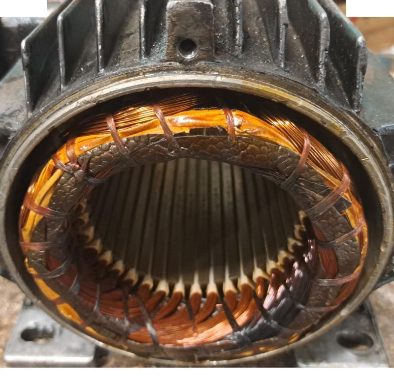 Elektromotor - durchgebrannte Wicklung, im Bild ein 3 Drehzahlen Spezialmotor, hier nur der Stator (offen) mit dem Wickelkopf der Antriebsseite,  f&uuml;r noch (von fr&uuml;her) 380 V 50 Hz Drehstrom (3 Phasenwechselstrom) oder auch Kraftstrom als Bezeichnung.