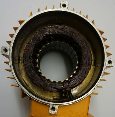 Der Elektromotor dreht sich noch – aber die Sicherung fliegt raus eins zwei drei mal Motortod, im Bild der offene E Motor, die Wicklung (Wickelkopf) ist stark verbrannt - Motortod zu sehen im Bild.