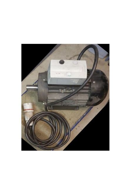 Elektromotor – alter Schalter (im Bild) E Motor mit Schalteraufbau, eine Ein-Aus -Schaltung mit Schütz in einer Kunststoffbox und Anschlußkabel/Stecker