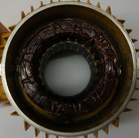 Elektromotor – Anamnese, warum krankt er - er krankt vorm durchbrennen, hier ein Beispiel 2 KW mit 2840 Um durch gebrannt satt, im Bild ein offener E Motor, (Stator), die Wicklung symetrich stark überhitzt, eventuell eine Rotorblockade oder massive Überlasst. 