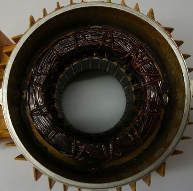 Elektromotor – Anamnese, warum krankt er, der Stator ist offen im Bild, die Wicklung ist satt verbrannt, überlastung bis fast zum blockieren des Rotors, das könnte eine der Ursachen sein. Das Beispiel ein 2 KW Stator - offen - mit ca 2840 U/m sichtbar durchgebrannt.