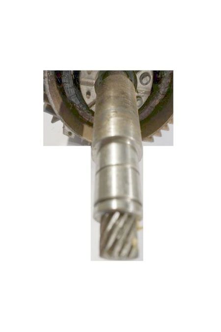 Elektromotor – brummt tief das alles vibriert, im Bild dazu der Rotor mit Ritzel-Ende und schwarzer Wicklung (verbrannt)