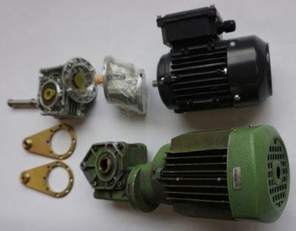 Elektromotor – ganz langsam kommt es zum Schaden, gelegentlich auch schnell (Bildbeispiel Blockade), meist doch langsam. Im Bild ein Schneckengetriebe dazu oben der Ersatz: D Mot, Stirnradstufe und Schneckengetriebe noch lose. Fast gleich - passt trotzdem.