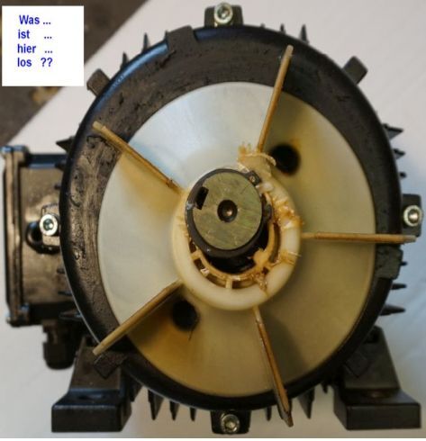 Elektromotor – ja nun, nun ist er hinüber, E Motor wann ist er wirklich hinüber, komplexer wann - duchgebrannt, im Bil die B Seite eines E Motors, das Lüfterrad ist defekt (erkennbar), Ursache also fehlende Kühlung).
