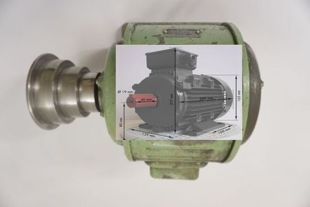 Elektromotor – kaputt, noch kaputter, wie kaputt, im Bild die Alternative Motor alt / Motor neu integriert (Fotomontage)