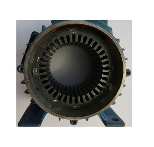 Elektromotor – rationalisieren, schneller neue bauen Elektromotoren schneller fertigen noch schneller, im Bild Stator (Ständer) offen, noch ohne Kupferwicklungen zu sehen.