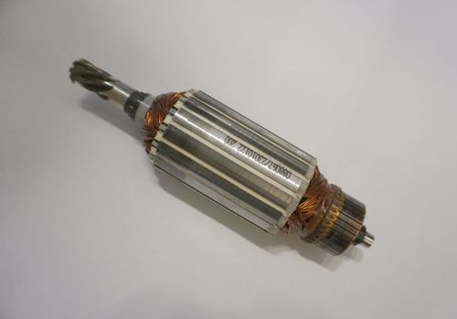 Elektromotor AC-Anker wickeln, hier im Bild ein AC Anker (Rotor mit Wicklung) von z.B. einer großen Bohrmaschine, Säge oder Fitneßgerät. Kollektor, Blechpaket, Kupferwicklung, Welle mit Schneckengetriebe - so seht man es.