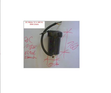 Elektromotor – DC-Yachtmotor an der Ankerwinde, hier im Bild der 12 DC (Gleichstrom) Motor als Zylinder zu sehen mit dem Anschlußkabel rauskommend, daneben Maße als Handskizze und Datenangabe 12 V 400 W 5500 U/min, Flanschanbau vorne zu sehen.