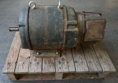 Elektromotor die Werkstätten werden weniger so ein Probemotor (im Bild ein alter DC Motor einer kleinen Werkzeugmachine) die Frage danach ist, wer kann es noch, so einen DC Motor neu wickeln ??