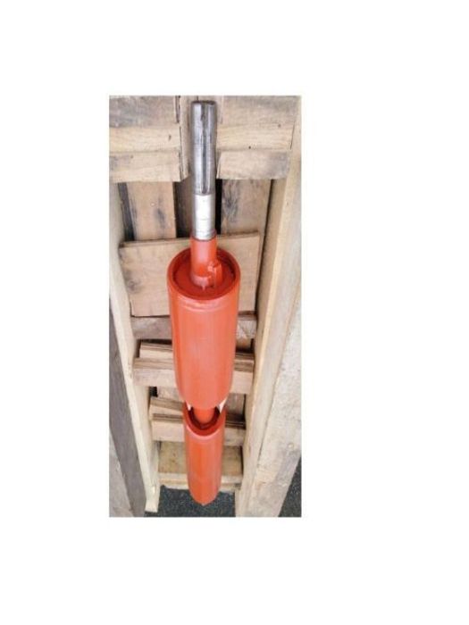 Elektromotor – Doppelrotor verstaben, so wie im Bild ztu sehen, zwei Rotorpakete auf einer Welle. Beide Rotoren mit Kupferprofilen verstabt und nachher rund um mit Isolation (gegen Wirbelströme) lackiert (Orangerot). Oben heraus die Abtriebswelle.