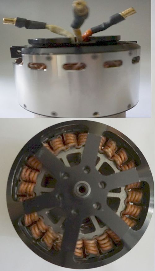 Elektromotor Drohnenmotor, im Bild oben offen, die einzelnen Kupferwicklungen (Spezialdraht für HF Anwendungen) ist zu sehen. Oben drüber die Seitenansicht der Gehäuses vom Drohnenmotor drunter. 