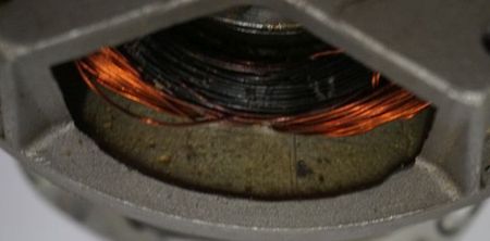 Elektromotor Seewasserproblem, ... Kurzschluß ..., im Build die Schadstelle am Wickelkopf zu sehen, der Generator ist hier stehend, im Boot eingebaut liegt er, dann kann Seewasser eindringen und bleiben, 