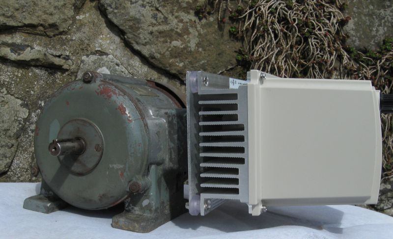 Elektromotor heute nicht, morgen nicht und übermorgen schon gar nicht … so kann es gehen, wenn kein passender Ersatzmotor zu finden ist - Ersatz mit (im Bild zu sehen) Integralmotor, mit Freqenzumrichter auf dem Klemmenkasten, rechte Seite. Es ?? Ist eventuell eine Lösungsmöglichkeit, natürlich dicht der FU, IP 54/55 ist angesagt.