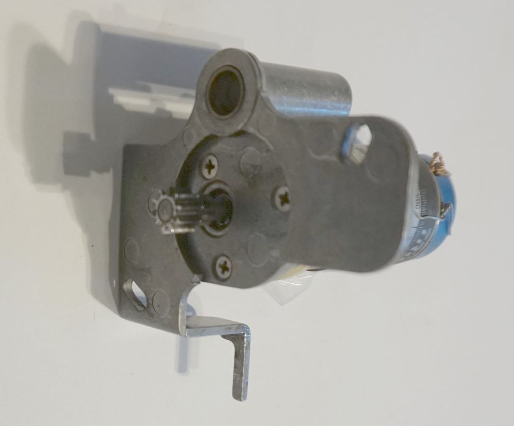 Elektromotor im Kleinflugzeug nicht wesentlich aber f&uuml;r Komfort doch erforderlich - erforderlich f&uuml;r die Balancesteurung, ein DC Motor, f&uuml;reine gute Sache nach unserer Ansicht. DC Motor kleine Form mit Getrieberitzel im Bild zu sehen.
