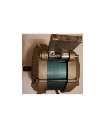 Elektromotor IP00 – E-Motor-Instandsetzung von diesem im Bild. Das Bild zeigt den D Motor mit 2 Lagerschilden und dem Gehäuse (Stator/Wicklungs-Träger). Die Welle zeigt nach links, oben hat er an einer Zugstange ein starkes Eisenblech für die Riemenspannung zu erzeugen.  