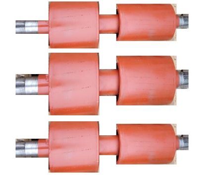 Elektromotor – Doppelrotor verstaben, so wie im Bild ztu sehen, zwei Rotorpakete auf einer Welle. Beide Rotoren mit Kupferprofilen verstabt und nachher rund um mit Isolation (gegen Wirbelströme) lackiert (Orangerot). Oben heraus die Abtriebswelle.