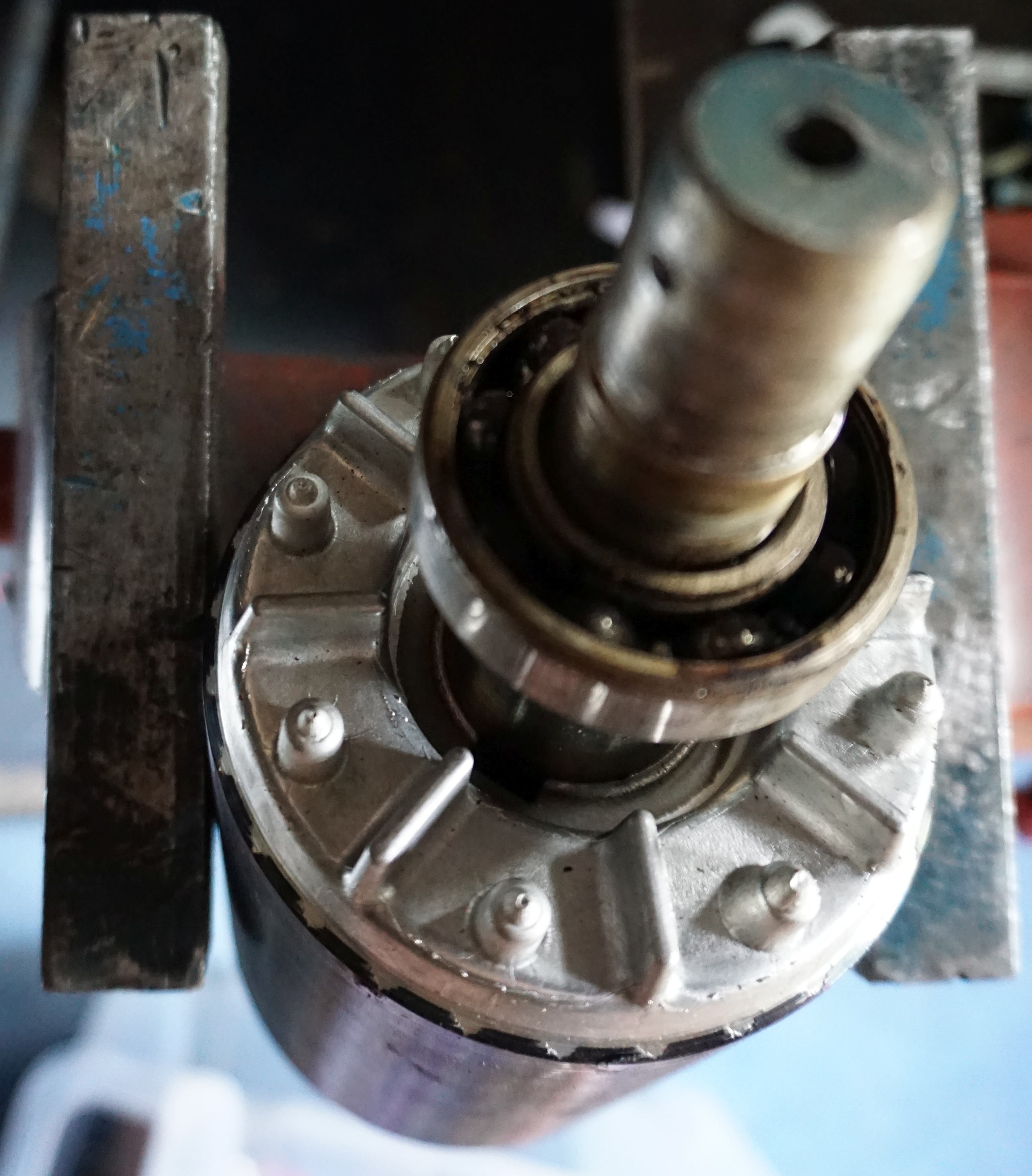 Elektromotor läuft schwer nach Stillstand - Motorschaden wegen blockiertem Rotor, dem blockierenden B - Kugellager (hier im Bild das defekte blockierende Lager noch auf der Rotorwelle B Seite).