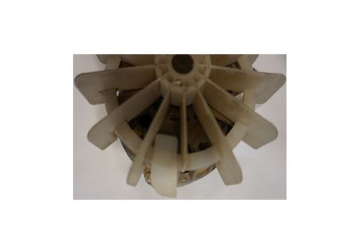 Elektromotor Logistikfehler – Bruch, im Bild die Rückseite eines E Motors, der zu uns per Paketdienst kam. Zu rauch behandelt oder zu einfach verpackt ... ?? Auf jeden Fall der Bruch am PVC Lüfterrad zu sehen.