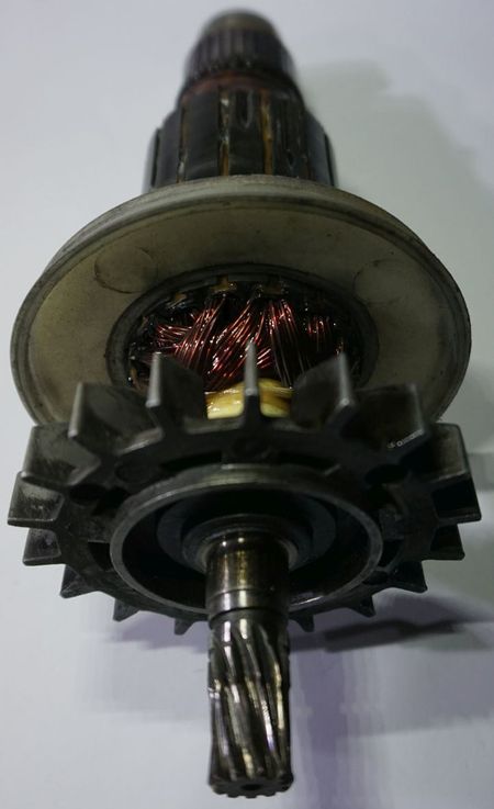 Elektromotor mit DC-Anker, reparieren, ein Laufband-Motor neu wickeln vom Anker (Feld noch OK), Anker mit defektem Kollektor, Kategorie  Kollektormotor im Bild zu sehen der Anker mit Lüfterrad und der geschränkten Motorwelle.