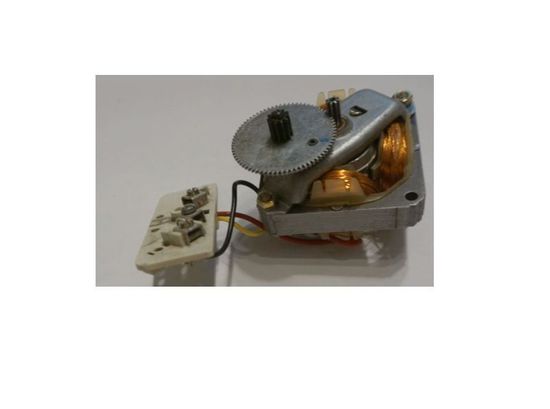 Elektromotor – nicht immer funktioniert es gleich und jetzt und sofort, Technik hat auch mal Macken, im Bild ein kleiner Haushaltsmotor mit 4 Spulen und ein Abtriebsritzel, Drahtanbindung zu einem Keramik Klemmbrett. 