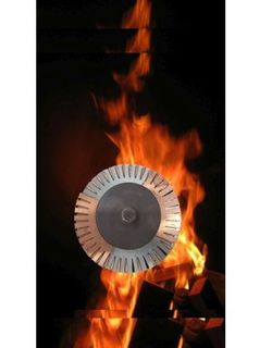 Elektromotor Rotorbruch erkennen die Problemlösung den Rotor neu mit Kupfer machen, im Bild der Kupfer Kurzschlußring im Synonym Feuer umgeben