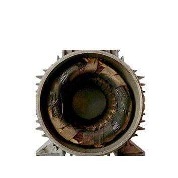 Elektromotor schon wieder mal durchgebrannt, im Bild das Beispiel, ein offener Drehstrommotor, am Wickelkopf ist eine stark verbrannte Spulenwicklung zu sehen.