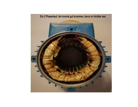 Elektromotor - wann brummt er hier im Bild eine Statorwicklung mit dem typischen Schadensbild der 2 Phasen-Wicklungsdefekt, das Bild vom offenen Stator - der Wickelkopf A Seite