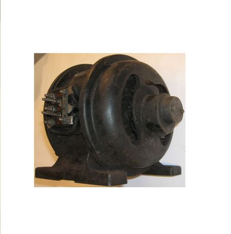 Elektromotor reparieren – wann rechnet sich die Reparatur? Hier auf jeden Fall; im Bild ein alter IP 23 (offener durchzugbelüfteter) D Motor. Mit Füßen (B3), Welle vorn raus zu sehen, drum herum Lüftungslöcher oval, Klemmbrett offen - mit Stehbolzen für den Kabelanschluß, Klemmenkastendeckel fehlt. 