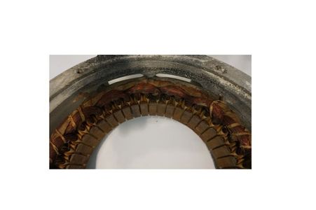Elektromotor überflutet – nass geworden? Das können Sie tun - trocknen - langsam. Im Bild der Stator, ein Ausschnitt der Durchschlagsstelle Wickelkopf zum Gehäuse, Wassereinwirkung hat die Drahtisolation zerstört. Aussenring, Kupferwicklung (Wickelkopfdetail), Blechpaketausschnitt mit Nuten, die Kurzinfo.  