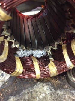 Elektromotor brennt, verbrennt Alu flüssig im Bild am B Seitigen Wickelkopf - E Motor offen Blick in den Stator.