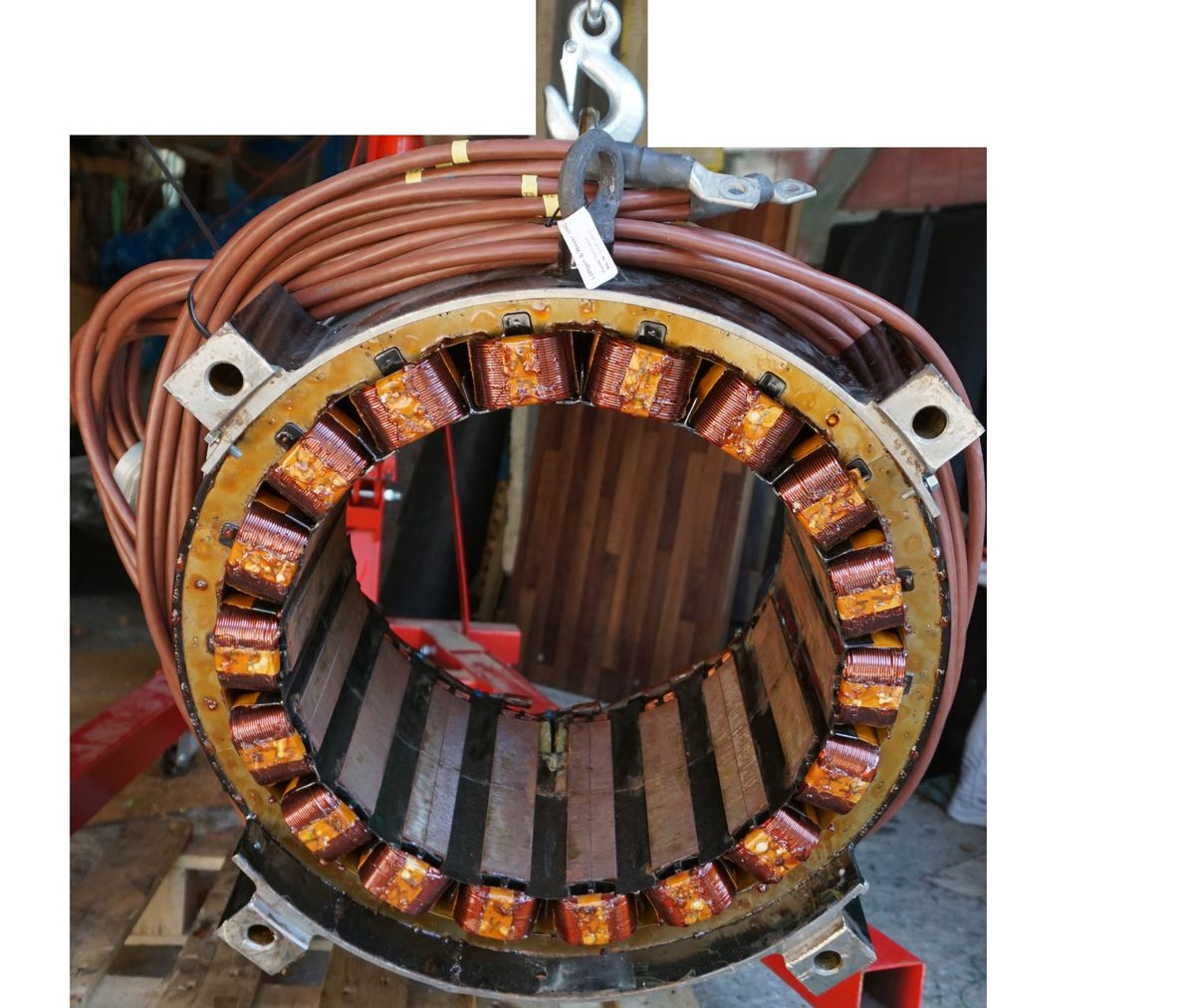 Zahnwicklung beim Elektromotor - eine komplexe Reparatur im Detail, gro&szlig;es Problem ... kleine Bauteile, 3 Hallsensoren positionieren, im Original genau auf den Frequenzumrichter abgestimmt.  Das Bild hier wieder aus der Serie: E Motorbild ... direkt von der Werkbank ! (der offene Stator der Wickelkopf A).